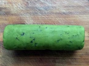 放入保鲜膜里整成长圆形，放入冰箱冷冻1小时