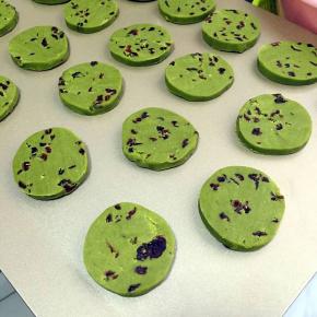 取出切厚度差不多的片，烤箱180度预热5分钟 ，放入烤盘，中间留一手指的距离