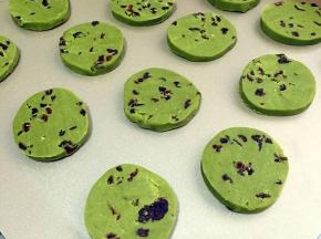 取出切厚度差不多的片，烤箱180度预热5分钟 ，放入烤盘，中间留一手指的距离