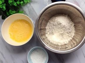 首先我们准备需要用到的食材。