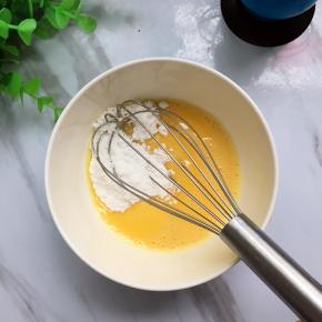 蛋液里加入20克糖粉，打散至糖粉融化，（一个大大的鸡蛋大概有60克左右，小的只有30多克，所以称出58克的剩余的蛋液最后可用刷表面