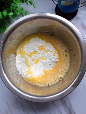 筛入130g低筋面粉。