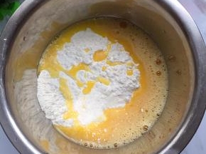 筛入130g低筋面粉。