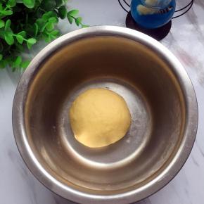 揉至面团，面团揉好后，保鲜薄包起，放置半小时