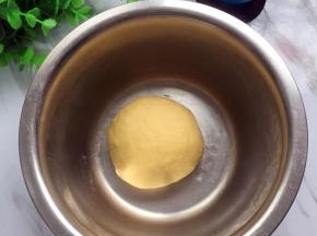 揉至面团，面团揉好后，保鲜薄包起，放置半小时