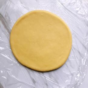 面团擀成面皮，面皮厚度约0.8厘米