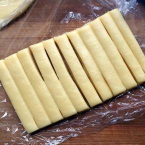 面皮切成条，面条宽度约0.5厘米。