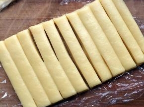 面皮切成条，面条宽度约0.5厘米。