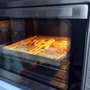 烤箱200度预热10分钟，预热后放入烤盘，200度继续烘烤25分钟即可