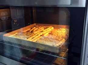 烤箱200度预热10分钟，预热后放入烤盘，200度继续烘烤25分钟即可