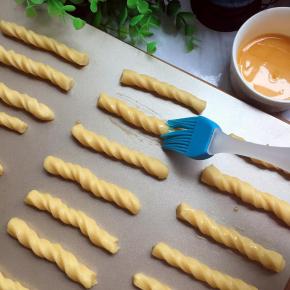 两物拧成麻花状。均匀地刷上一层蛋液