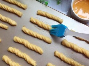 两物拧成麻花状。均匀地刷上一层蛋液