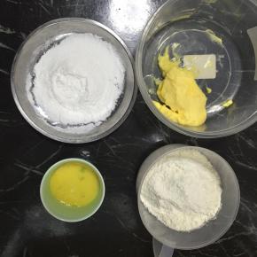 首先准备饼干底的材料