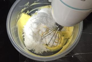 软化黄油，加入糖粉充分打匀