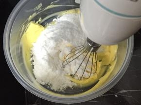 软化黄油，加入糖粉充分打匀