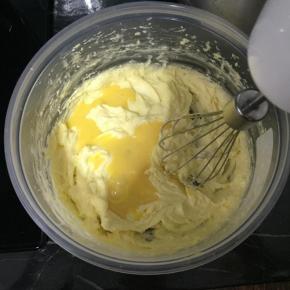 蛋液分三次加入打匀