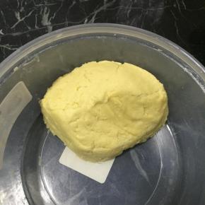 揉成面团，保鲜膜包好放冰箱冷藏1个小时