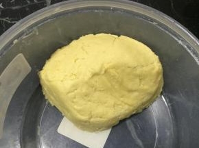 揉成面团，保鲜膜包好放冰箱冷藏1个小时