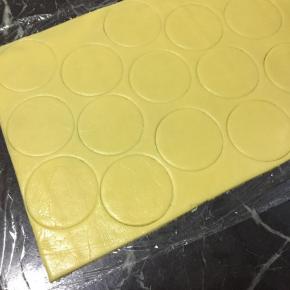 放在保鲜膜里，擀面棍擀成3cm厚的面皮