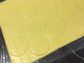 放在保鲜膜里，擀面棍擀成3cm厚的面皮