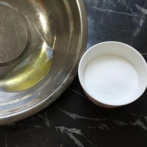 糖粉倒入蛋清里