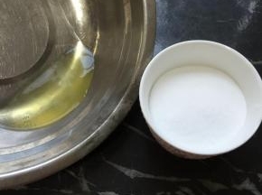 糖粉倒入蛋清里