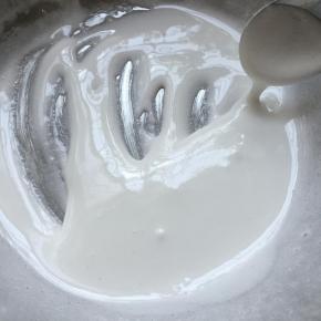 用打蛋器先手动打匀，再开启打蛋器打至浓稠，