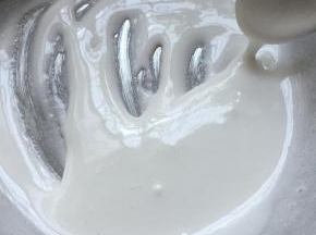 用打蛋器先手动打匀，再开启打蛋器打至浓稠，