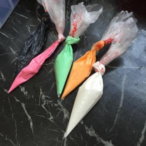 用色素调出需要的颜色，装入裱花袋里，扎紧