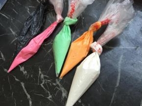 用色素调出需要的颜色，装入裱花袋里，扎紧