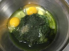 菠菜洗干净，加一点水用料理机打碎，打好的菠菜里加入2个鸡蛋（忘记拍了），加入盐，胡椒粉拌匀