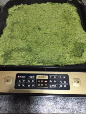 电饼档里倒适量油，倒入糊糊用刮刀抹匀