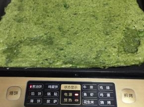 电饼档里倒适量油，倒入糊糊用刮刀抹匀