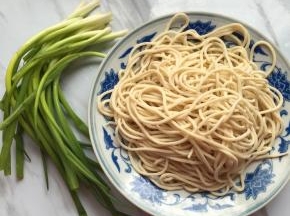 面条一份，葱洗净取葱叶部分切段