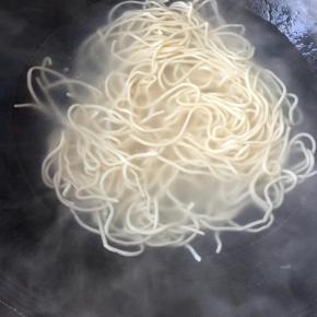 锅里烧开水，放入面条烧开，加半碗水再次烧开即可