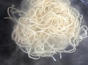 锅里烧开水，放入面条烧开，加半碗水再次烧开即可