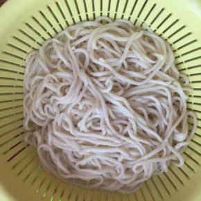 捞出来凉开水冲一下备用