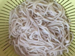 捞出来凉开水冲一下备用