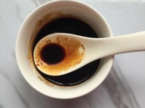 碗里倒入1勺老抽，1勺生抽，1/2勺糖调匀， 倒入葱油碗里调匀