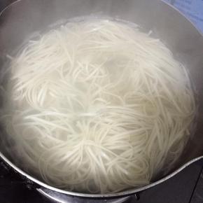 锅里烧开水，将面条放入，用筷子搅散煮至面熟