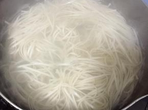 锅里烧开水，将面条放入，用筷子搅散煮至面熟