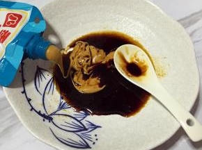 取一碗，倒入生抽，老抽，香油，花生酱，加一点煮面的开水拌匀