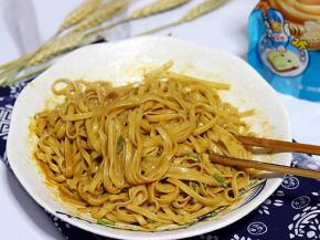面煮好后直接捞出来放入调料碗里拌匀