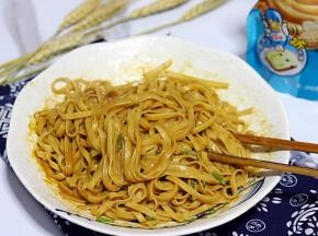 面煮好后直接捞出来放入调料碗里拌匀