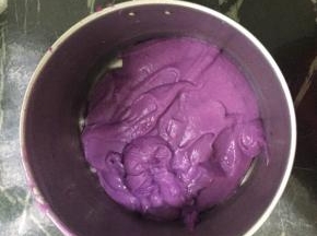 放入料理杯加糖和牛奶用料理机打成紫薯泥