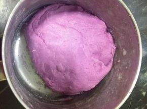 揉成不粘手的面团，糯米粉按需放入