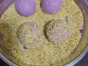 分成同等分，放入芝麻里滚一圈轻轻压实