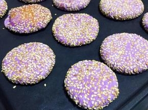 按扁，放入电饼档煎熟即可