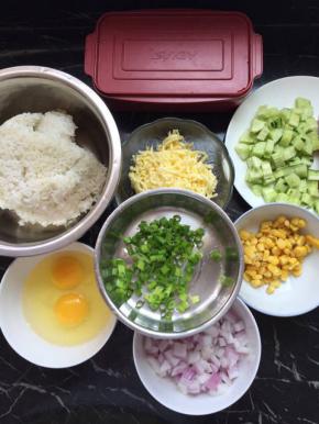 材料准备好，黄瓜，洋葱洗干净切丁