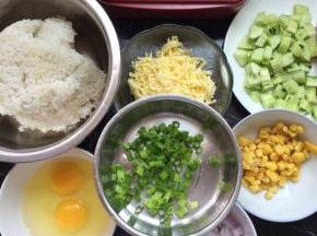 材料准备好，黄瓜，洋葱洗干净切丁